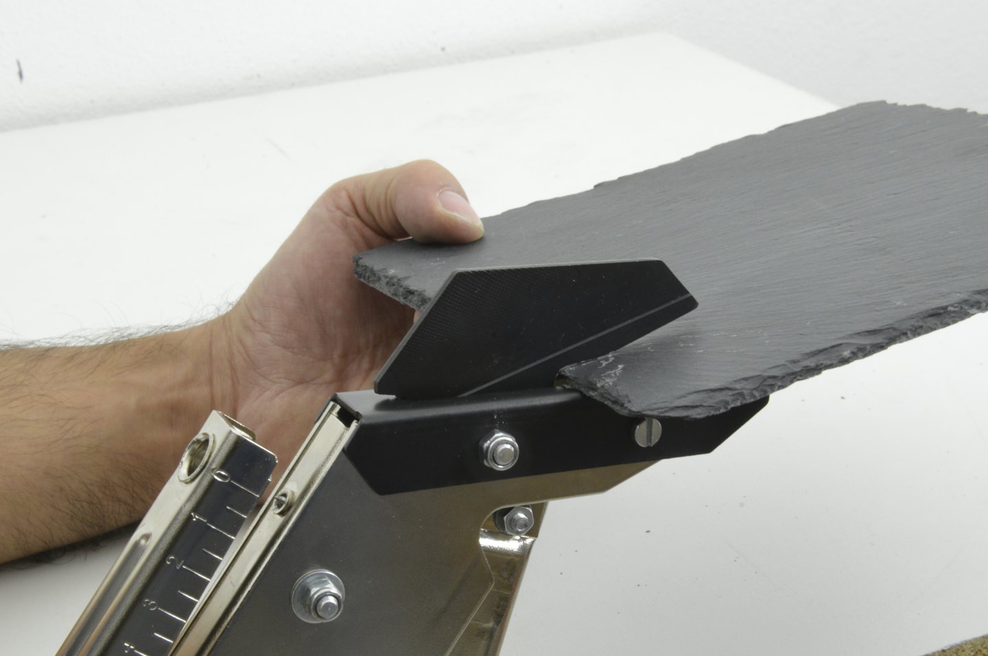 Pliers for cutting and punching the slate on card 02