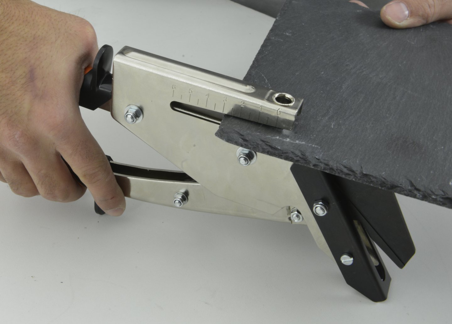 Pliers for cutting and punching the slate on card 03