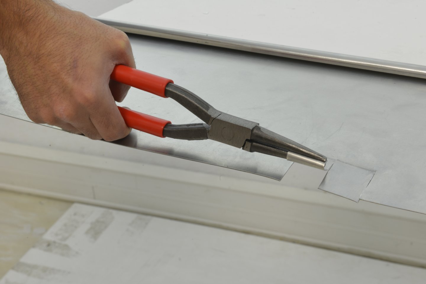 Round nose pliers on card 02