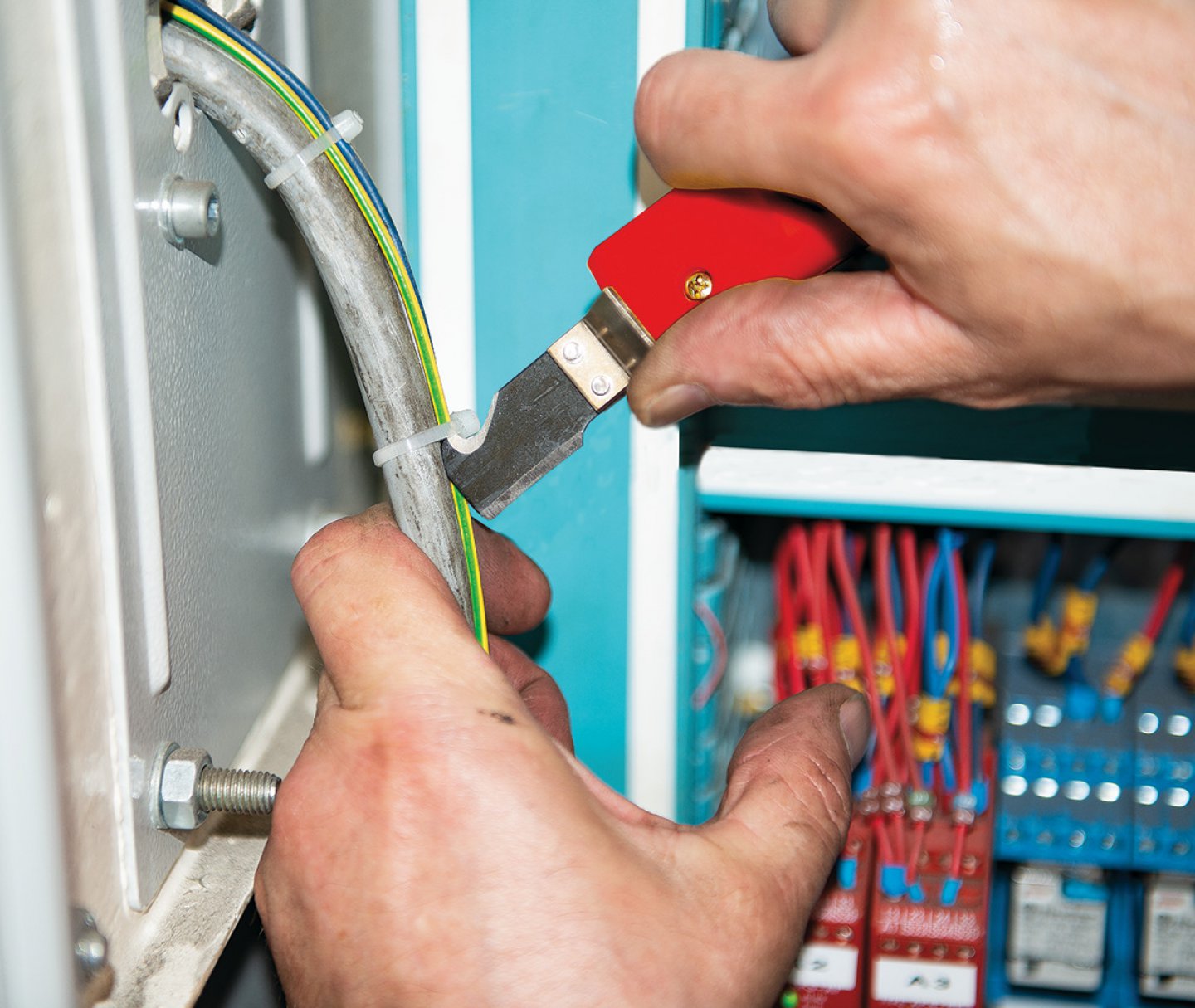 Wire stripping knife, on card 05