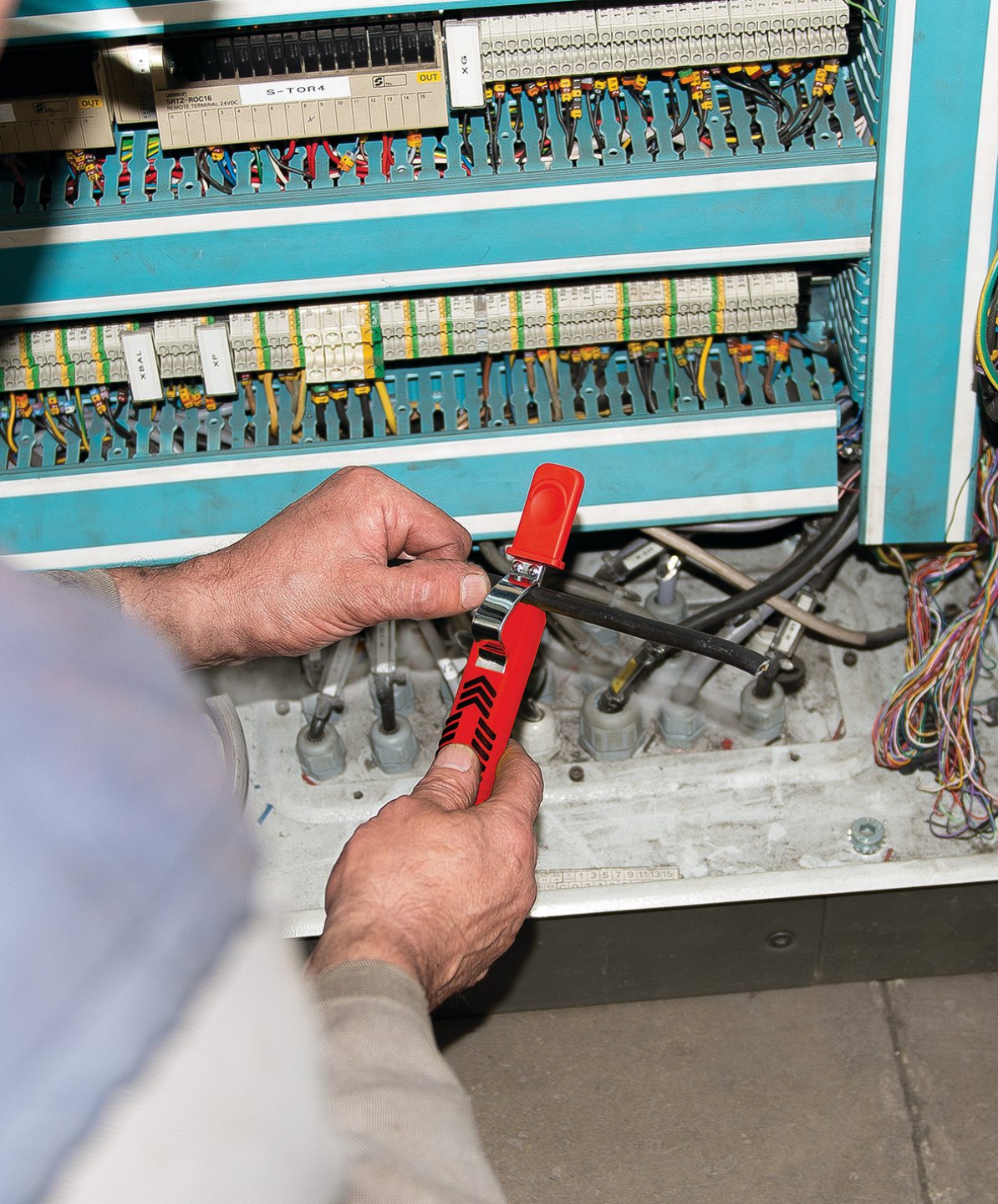 Wire stripping knife, on card 04