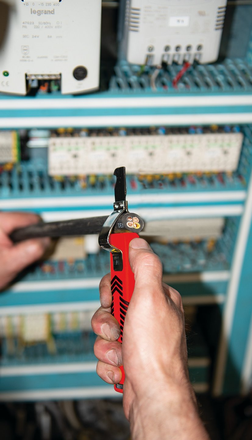 Wire stripping knife, on card 03