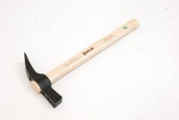 Claw hammer with magnet