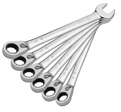 Ratcheting combination spanner set in display box