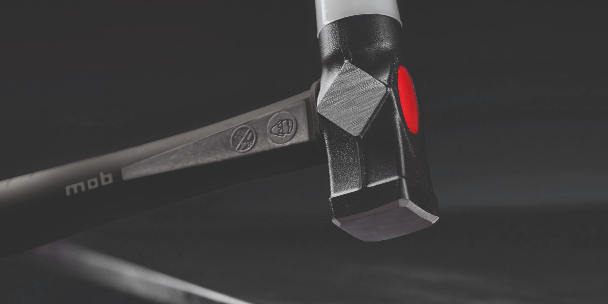 Le pouvoir du marteau Duo MOB ?  Réunir marteau et maillet dans un seul outil à main, sans perdre des qualités ni de l’un, ni de l’autre.