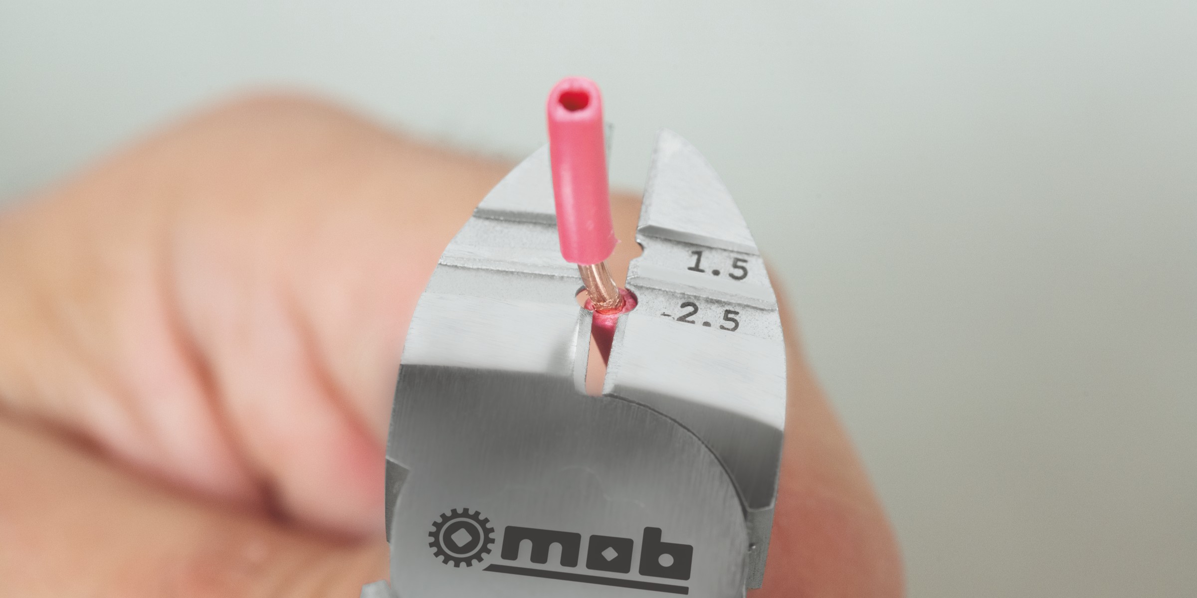 Diagonal cutting nippers & wire stripper